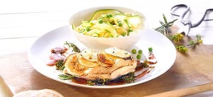 Zitronenhuhn mit Ziegenkäse und grünen Gemüsenudeln