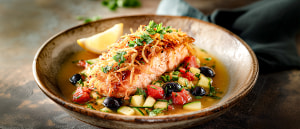 Lachsfilet in der Kartoffelkruste im Zitronen-Olivensud