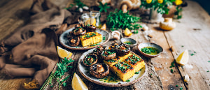 Vegane Grillpolenta mit gefüllten Champignons