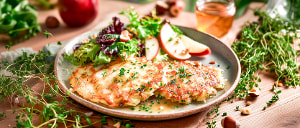 K&auml;se-Knusperr&ouml;sti mit Apfel-Feldsalat