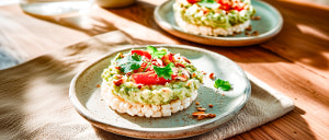 Avocado-Artischockencreme auf Reiswaffeln