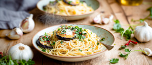 Spaghetti Aglio e Olio mit Pecorino-Auberginen