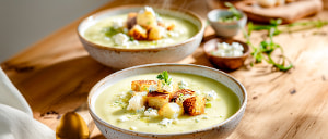 Lauchcremesuppe mit ger&ouml;steten Kartoffeln und Feta