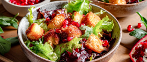 Winterlicher Blattsalat mit Preiselbeerdressing und Kracherle