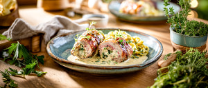 Gef&uuml;llte Kalbsr&ouml;llchen in Frischk&auml;seso&szlig;e mit Kr&auml;utersp&auml;tzle