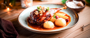 Entenkeule in Orangenso&szlig;e mit Schmor&auml;pfeln und Kl&ouml;&szlig;en