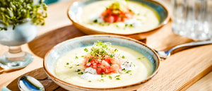 Kartoffel-Meerrettichsuppe mit Zitrone und Lachstatar