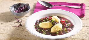 Kräuternockerl in Rote Beete-Bouillon