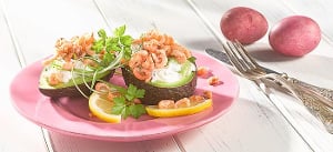 Gefüllte Avocado mit Frischkäse, Frühlingszwiebeln und Krabben