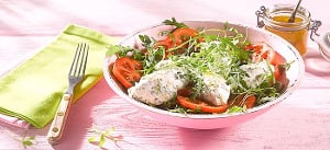 Junger Raukesalat mit Tomate und Frischkäse-Kräuternocken