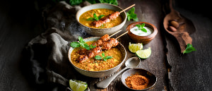 Curry-Linsensuppe mit Hühnerspießen