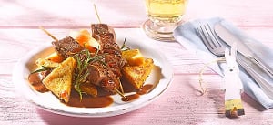Lamm-Dattel-Spieße auf gebratener Haselnuss-Polenta