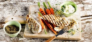 Gegrillte Hähnchenschnitzel auf Karotten mit Honig und Thymianricotta
