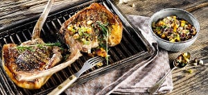 Gegrilltes Schweinekotelett mit mediterraner Olivensalsa
