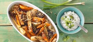 Bunte Rübchen-Wedges mit Omega-Samen-Mix und Kräuterdip