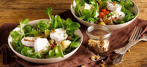Herbstlicher Nüsslisalat mit Wurzelgemüse und Ziegenkäse