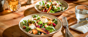 Herbstlicher N&uuml;sslisalat mit Wurzelgem&uuml;se und Ziegenk&auml;se