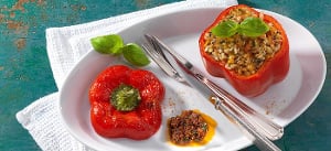 Basilikum-Nuss-Risotto in der Paprika mit Pesto Rosso
