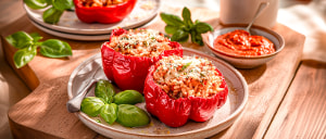 Basilikum-Nuss-Risotto in der Paprika mit Pesto Rosso