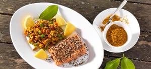 Curcuma-Gemüsereis mit Lachsfilet im Samenmantel