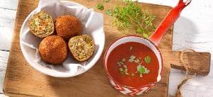 Frittierte Risottokugeln mit Mozzarellafüllung und Tomatensoße