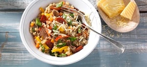 Sommerliches Risotto mit Pilzen, Paprika, Zuckerschoten und Chorizo