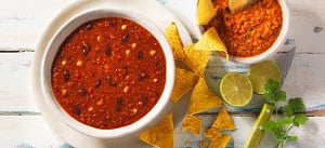 Chili sin Carne mit Taco-Chips und Teufelssoße
