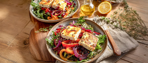 Rucolasalat mit gerösteter Paprika und Schafskäse