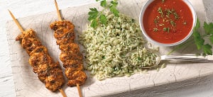 Geflügelspieße mit Reis und Tomatensoße