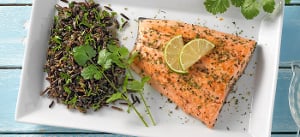 Gebratenes Lachsfilet mit Wildreis