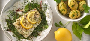 Kabeljaufilet auf Kräuterbett in Pergament gegart