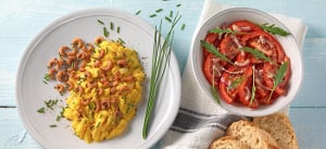 Nordseekrabben mit Rührei und Tomatensalat