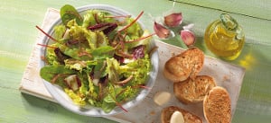 Knackiger Frühlingssalat mit geröstetem Baguette