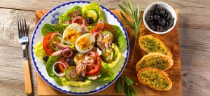 Nizza-Salat mit Kräuterbutter-Baguette
