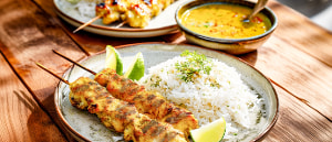 H&auml;hnchenspie&szlig;e auf Zitronengras mit Currysauce