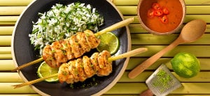Hähnchenspieße auf Zitronengras mit Currysauce