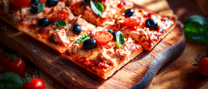 Thunfischpizza mit Kirschtomaten und schwarzen Oliven