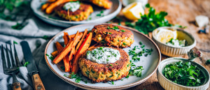 Veggie Pflanzerl mit knusprigen S&uuml;&szlig;kartoffeln-Pommes und Kr&auml;uterquark