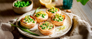 Parmesan-Törtchen mit grünen Erbsen und Zitrone