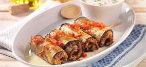 Auberginenröllchen mit Knoblauch-Kräuterdip