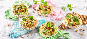 Avocado-Artischockencreme auf Reiswaffeln