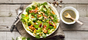 Feldsalat mit Bratapfelscheiben und karamellisierten Nüssen