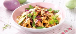 Filetgeschnetzeltes mit Zuckererbsen und roten Zwiebeln