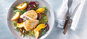 Gegrilltes Hähnchen-Saltimbocca mit Rote Beete-Pfirsichsalat