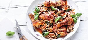 Hähnchenkeulen mit Champignons in Tomatensoße mit Basilikum