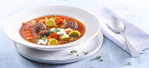 Herzhafte Soljanka mit Hackfleischbällchen