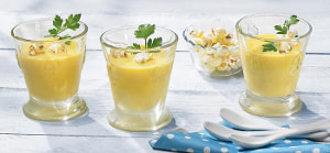 Kalte Paprika-Joghurtsuppe mit Popcorn