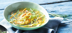 Klare Suppe mit Curry-Sesam-Flädle