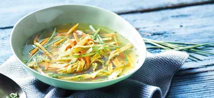 Klare Suppe mit Curry-Sesam-Flädle - Rezept | GEFRO