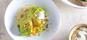 Kohlrouladen mit Karotten und Bergkäse gefüllt